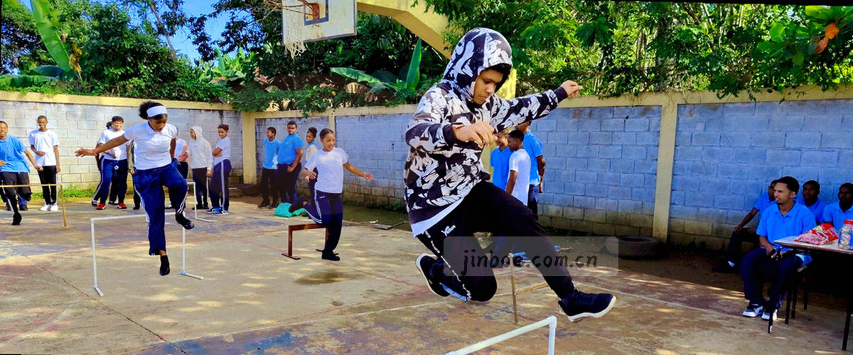 金色锁与几何线条组合，象征数据加密保护